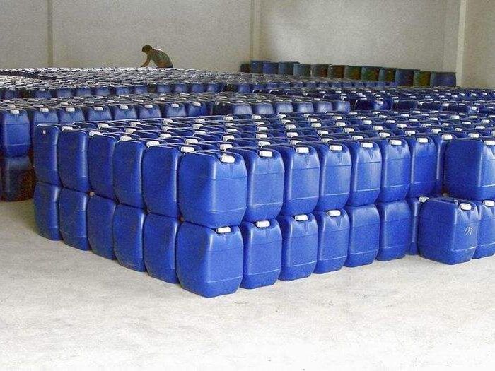 Reverse Osmosis Scale Inhibitor and Dispersant (F-0100) – Advanced Formula for Long-Lasting Membrane Protection 3 Amber liquid RO antiscalant chemical in plastic drum packaging for water treatment systems