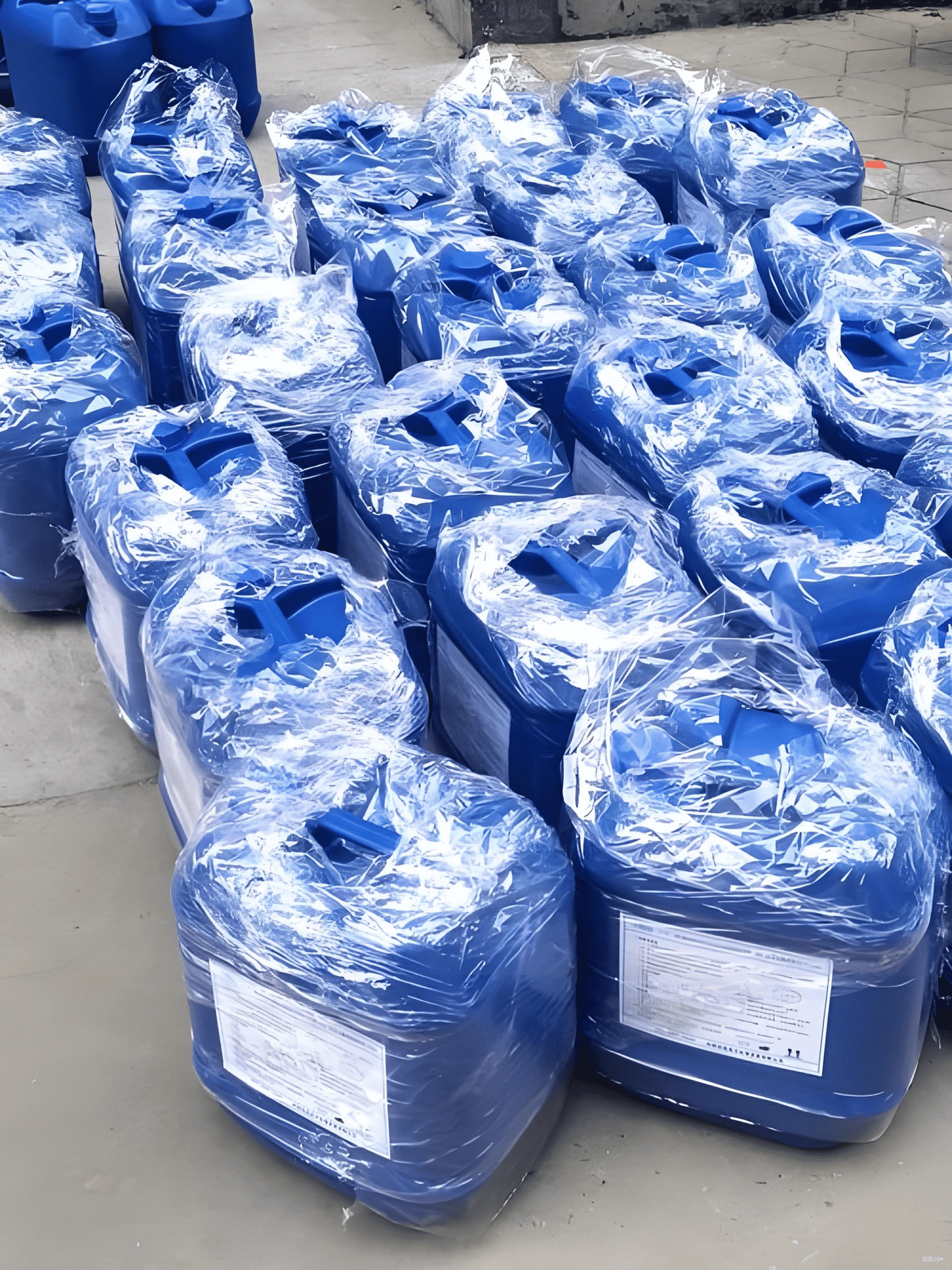 Reverse Osmosis Scale Inhibitor and Dispersant (F-0100) – Advanced Formula for Long-Lasting Membrane Protection 1 Reverse Osmosis Scale Inhibitor and Dispersant preventing calcium and sulfate scale, protecting RO membranes in water treatment systems.