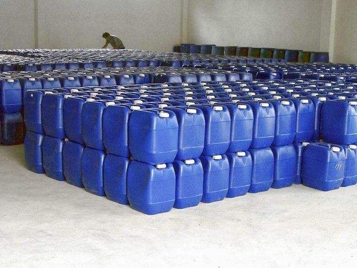 Advanced Reverse Osmosis Scale Inhibitor (F002) – Superior Membrane Protection 3 Amber liquid RO antiscalant chemical in plastic drum packaging for water treatment systems